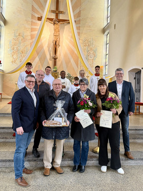 Gruppenbild Einführung Pater Innocent